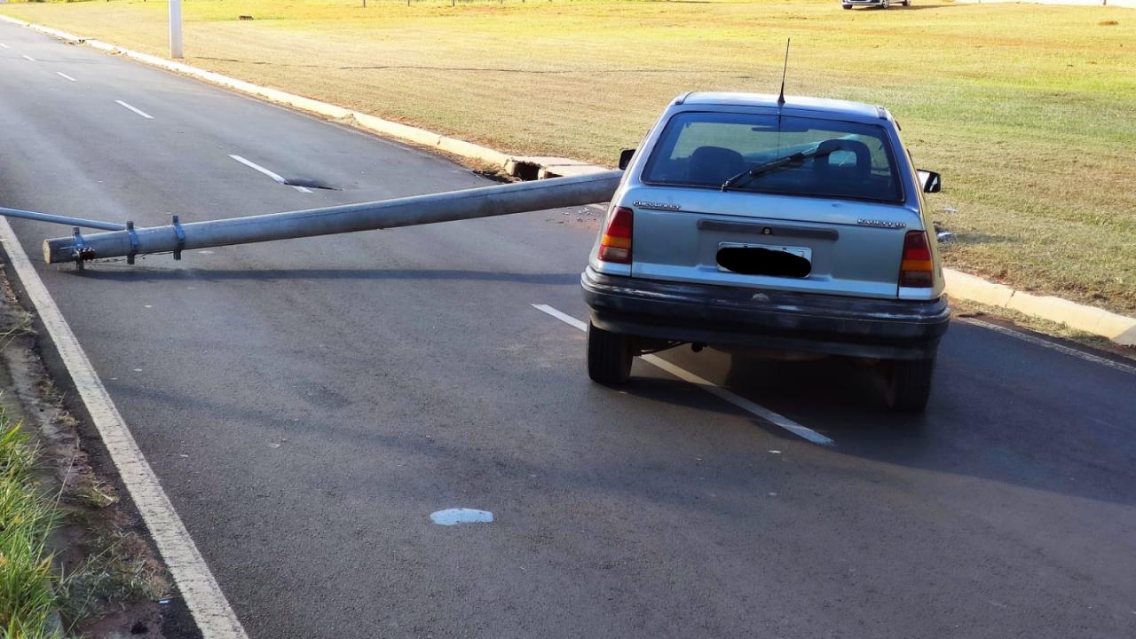 Foto 7 de 8 — ​Motorista perde o controle bate e derruba poste na vicinal Araraquara – Bueno